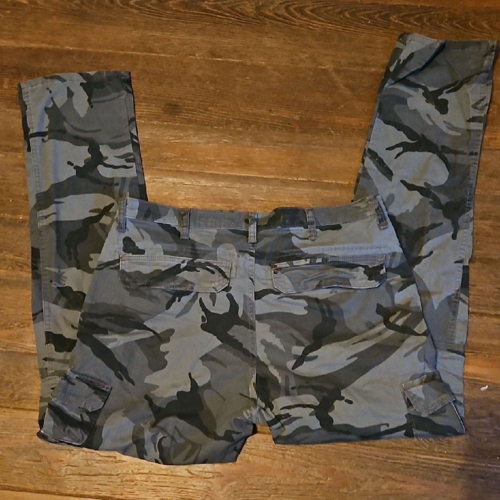 Mens Wrangler Black And Grey Camouflage Regular Taper Pants - Picture 4 of 4